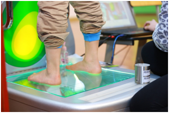 验脚：健康助理用专业的验脚仪为同学们检测足部情况